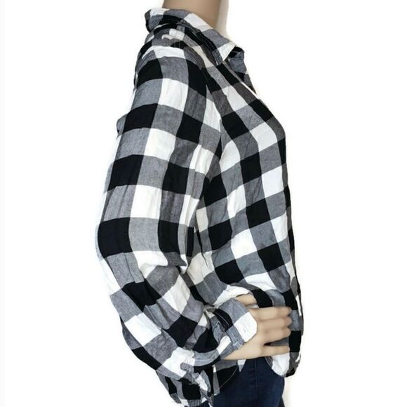 Universal Thread Plaid Black and White Button Up Top. - Picture 3 of 4